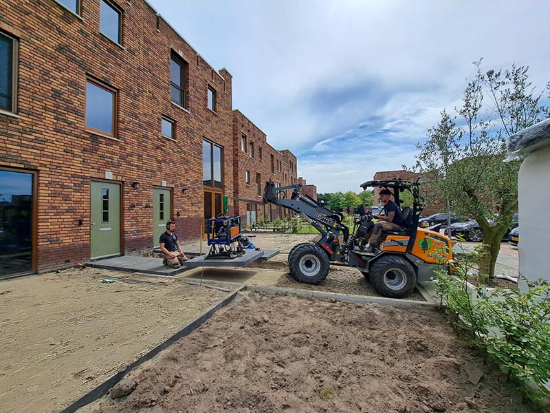 Tuinaanleg in nieuwbouwwijk begint met grondverzet - Bersselaar Groen