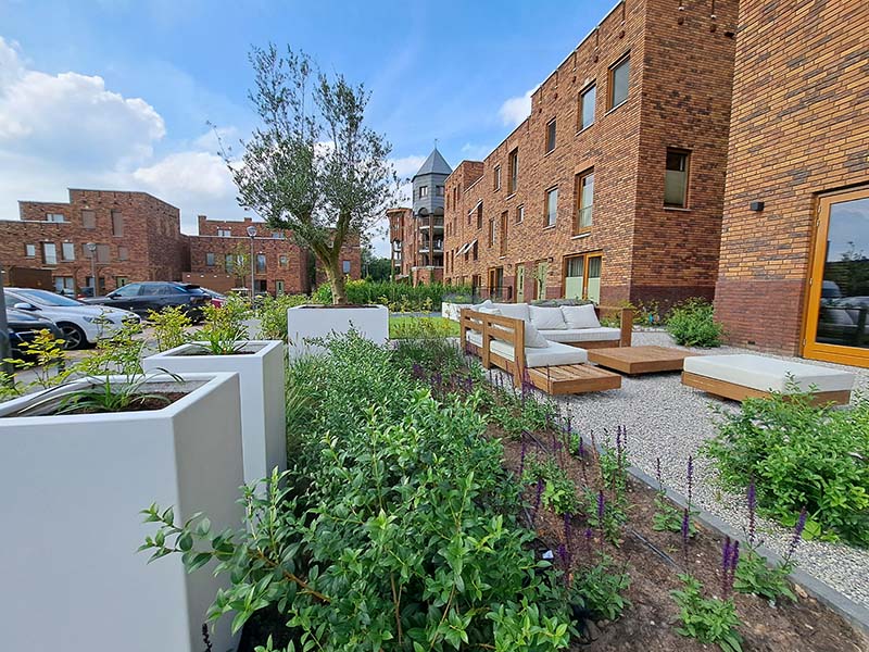 Adezz plantenbakken in voortuin nieuwbouwwijk Oeverhuizen